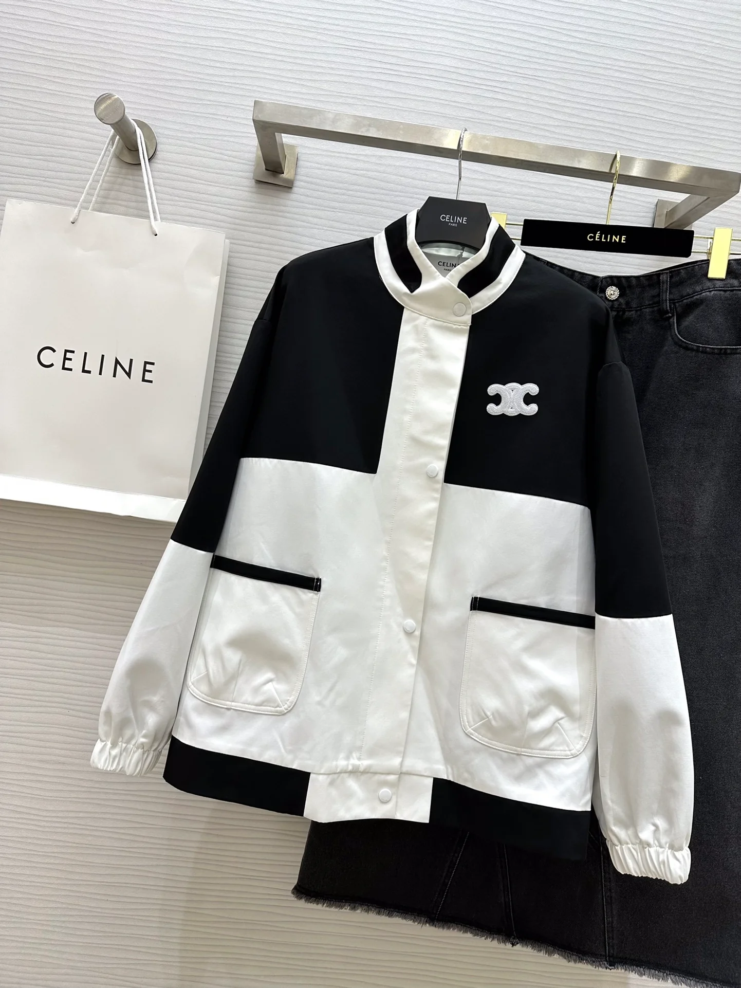 Новинка сезона весна/лето 2024 от Celine: жакет-стойка с вышитым логотипом Триумфальной арки.