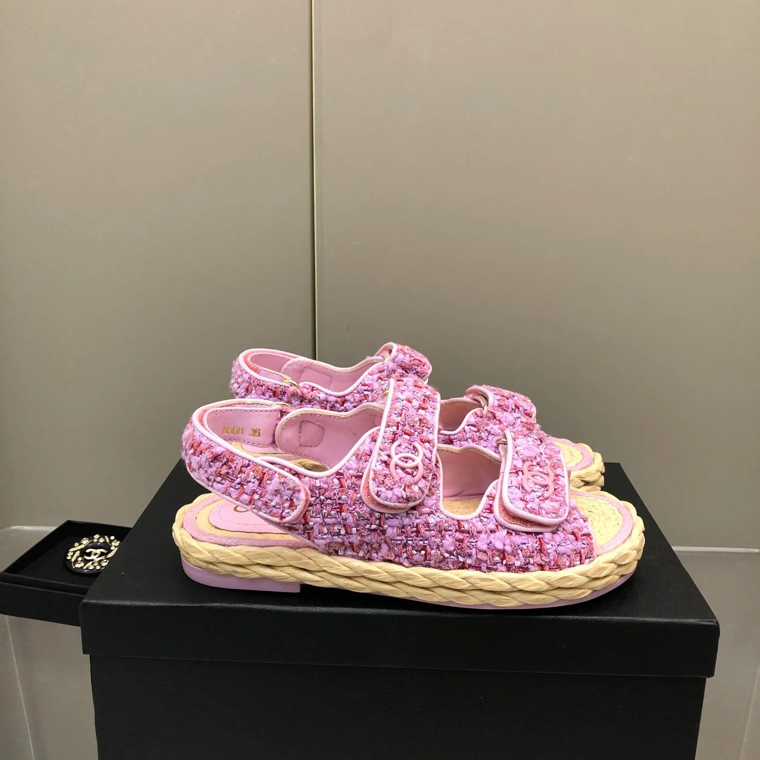 Соломенные сандалии Chanel