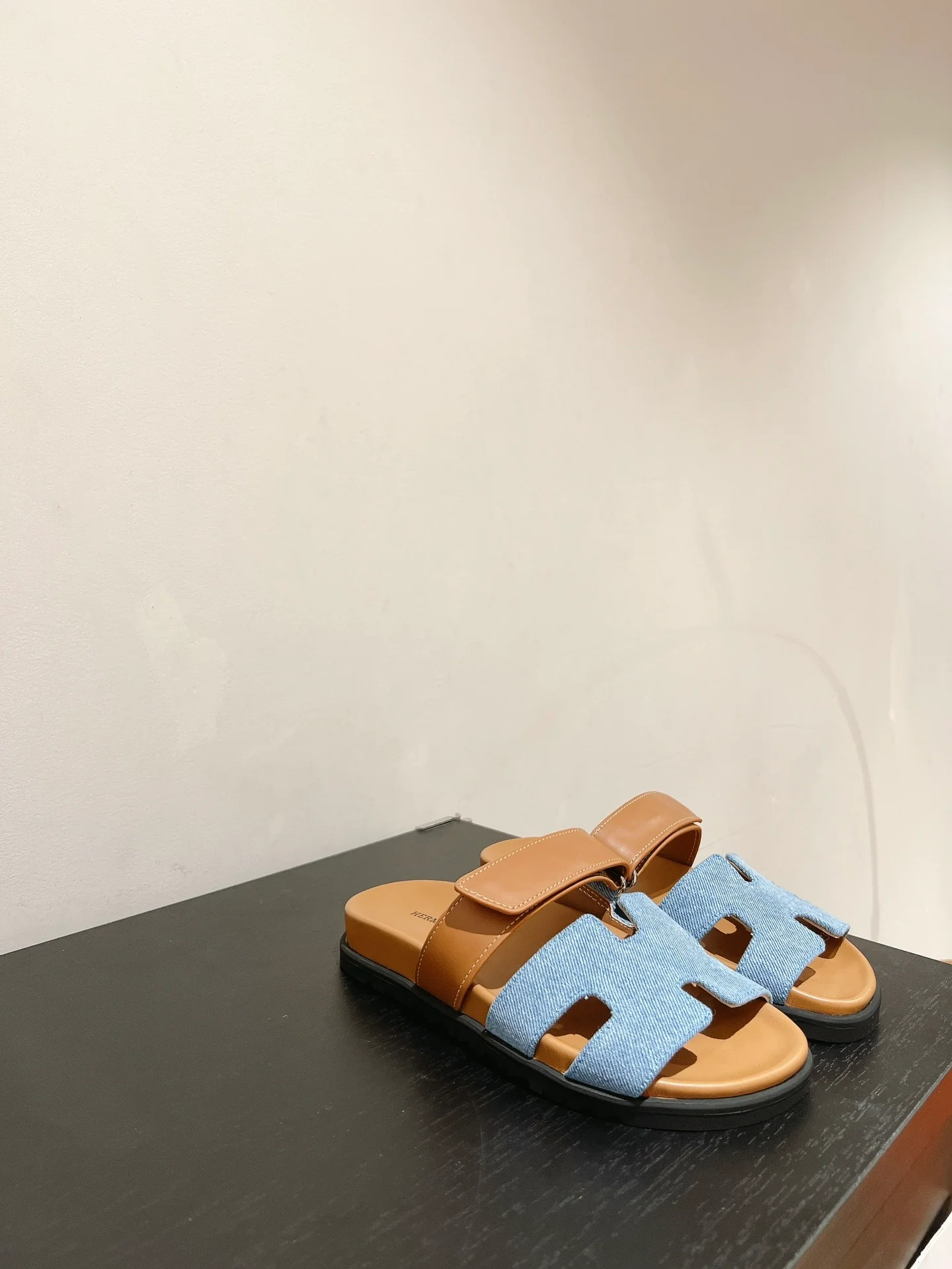 Тапочки Hermes из кожи и овечьей кожи — коричневато-голубые.