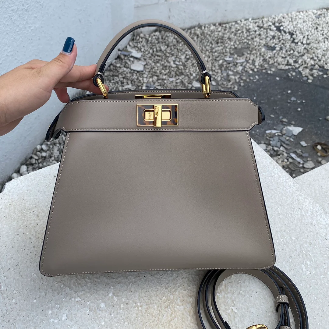 Маленькая серая кожаная сумка Fendi Peekaboo i-seey