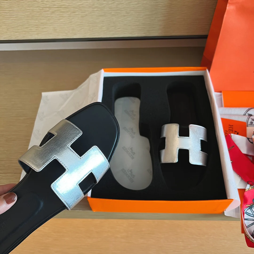 Классические домашние тапочки Hermes H - Верх из однотонной кожи - Подошва, полностью закрывающая тапочки - Серебристый/Черный