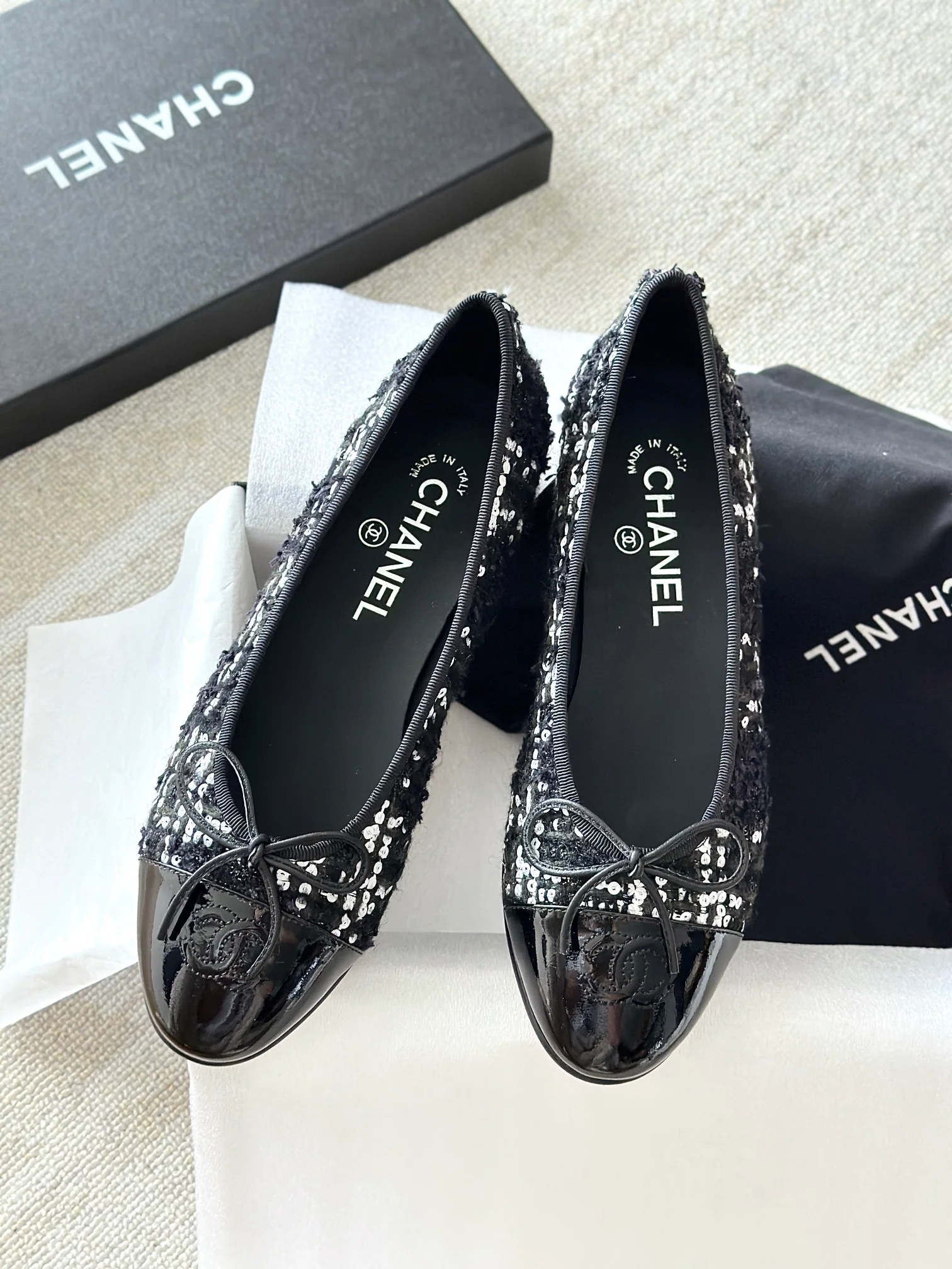 Новинка Chanel 2023 года - Классические балетки в твидовом стиле