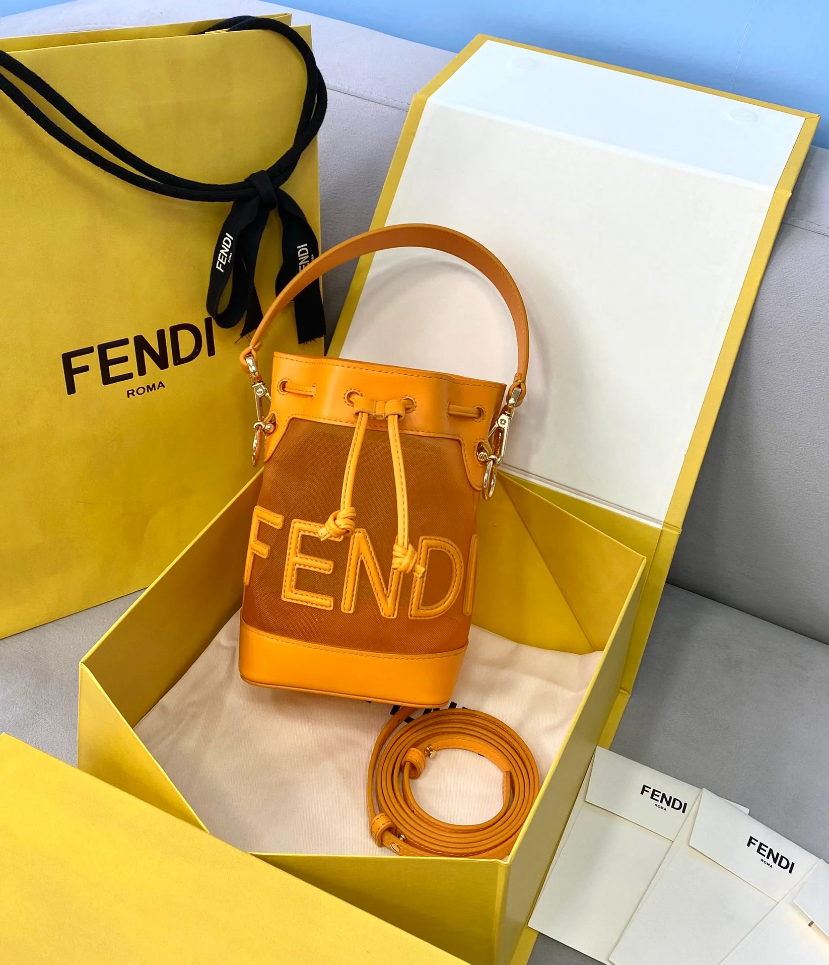 Миниатюрная сумка-ведро Fendi Mon Tresor из оранжевой сетки