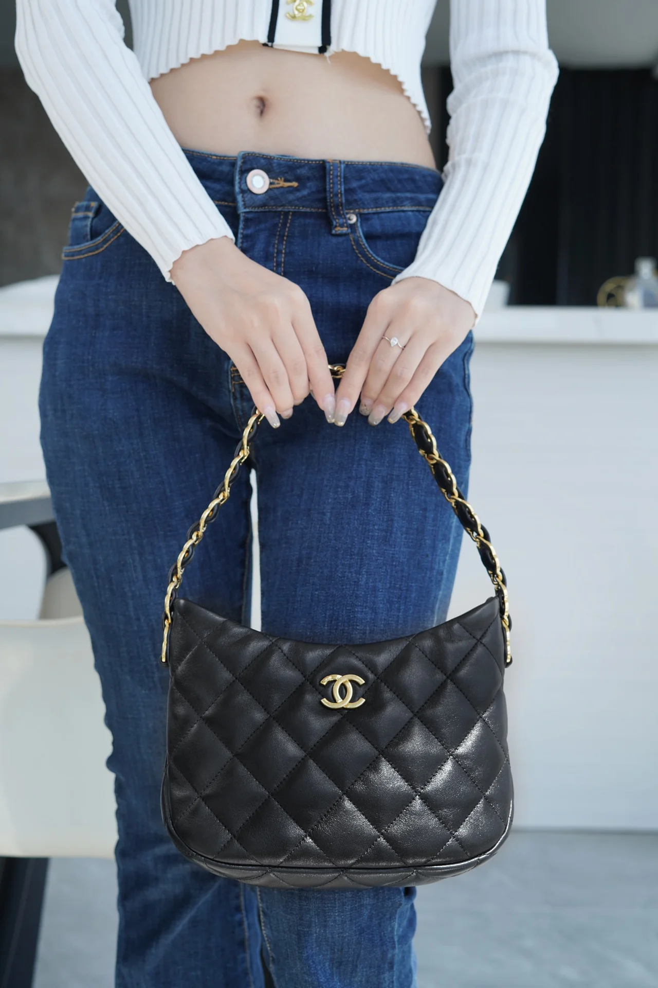 Винтажная сумка-хобо Chanel из 22-каратного золота, которую носят под мышкой.