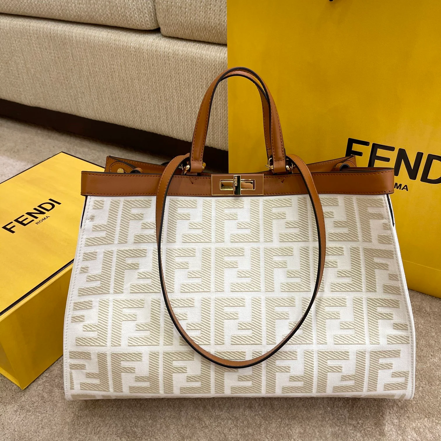 Сумка-тоут Fendi Peekaboo с ручкой из абрикосовой кожи.