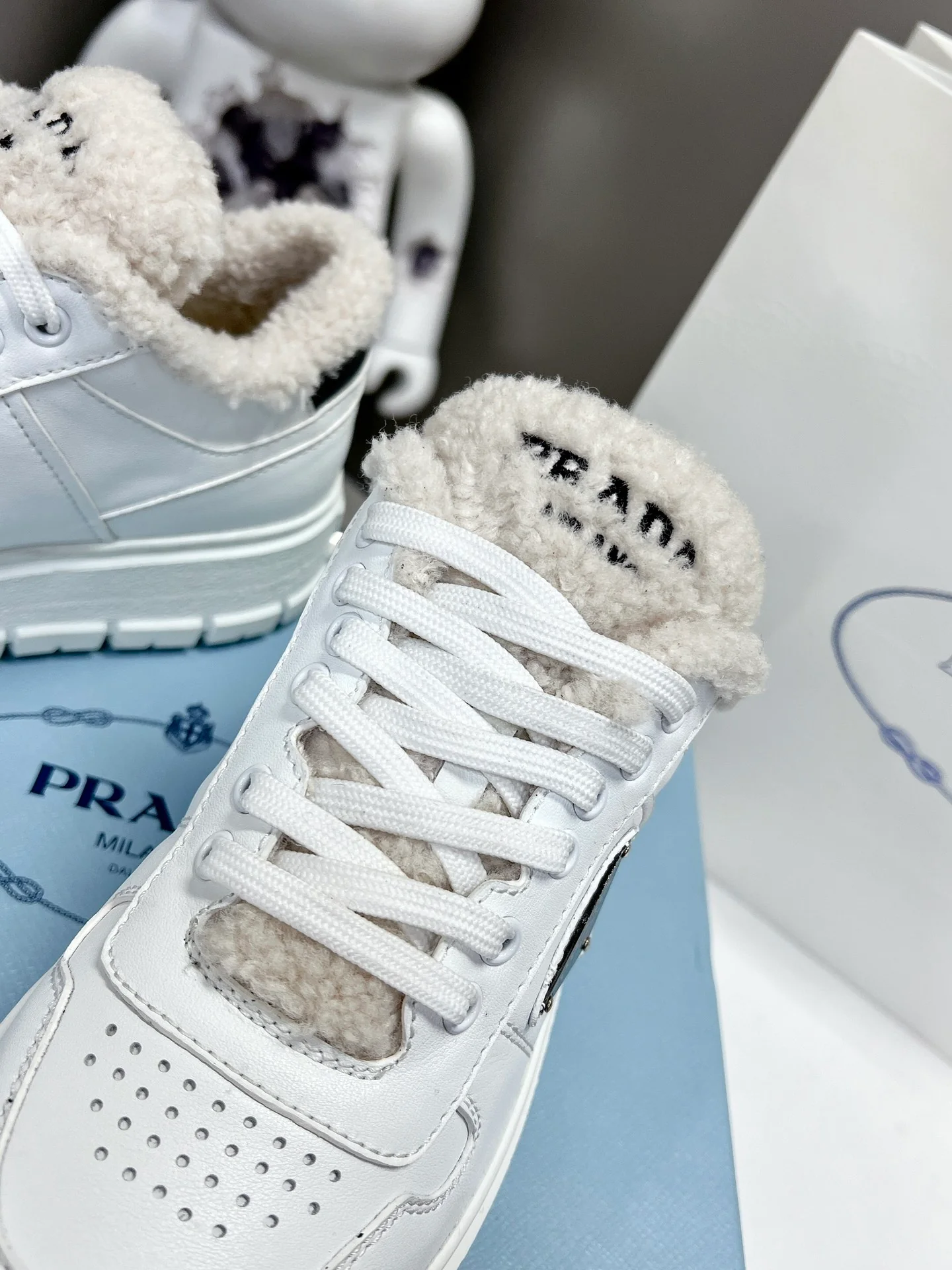 Новинка сезона осень/зима 2022 от Prada - улучшенная версия - повседневные туфли на платформе.