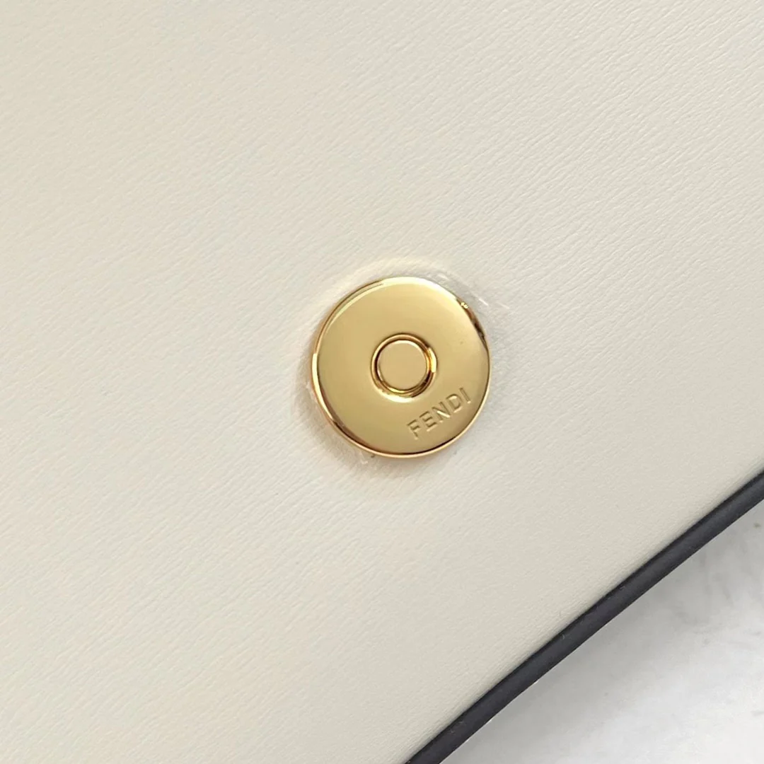 Fendi - Белый кошелек на молнии в сочетании с клатчем