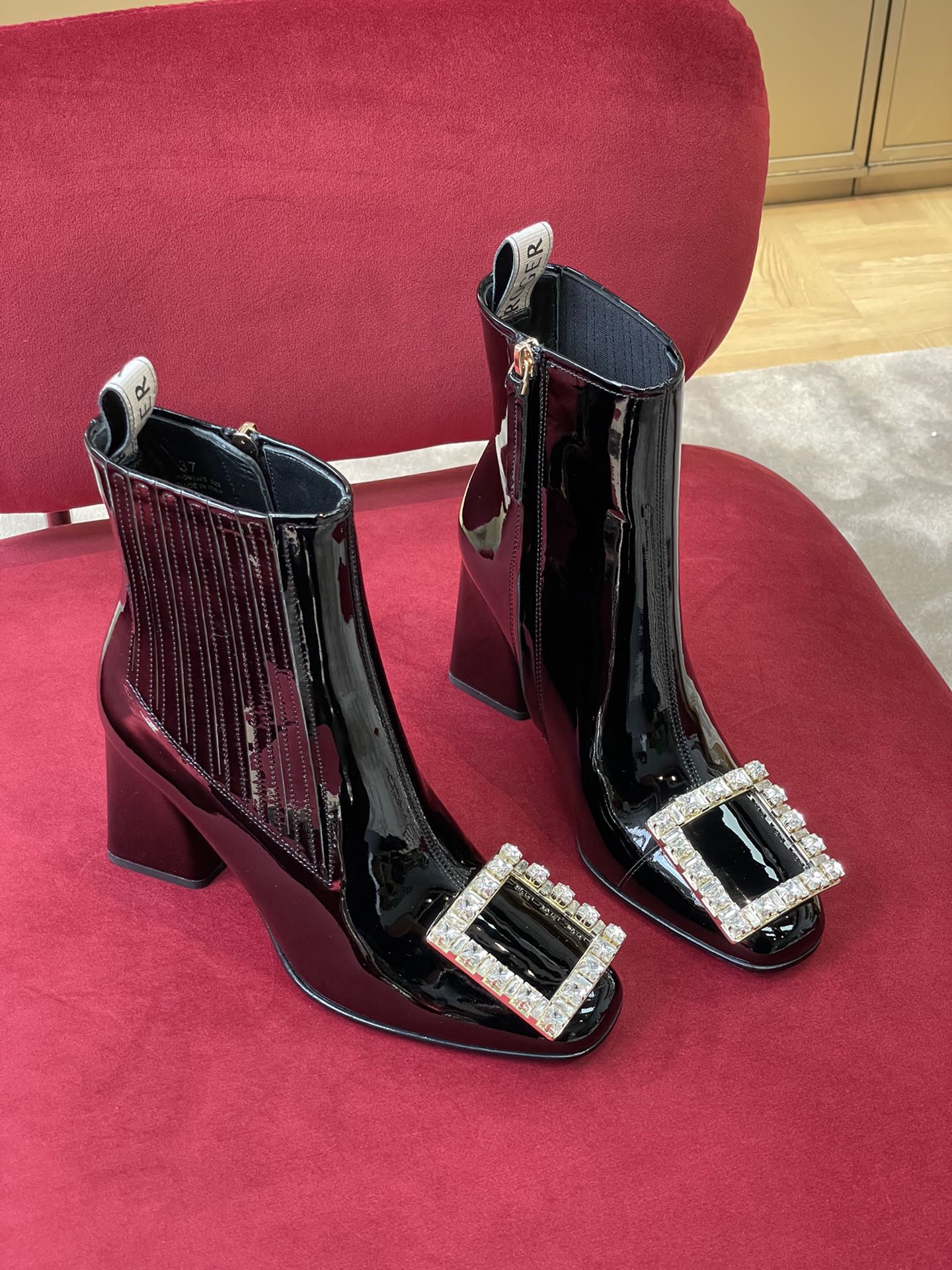 Обувь RV - Коллекция осень/зима 2022 - Лакированные ботильоны с пряжками, украшенными стразами.