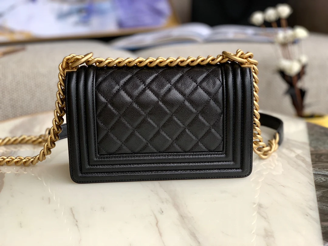 Chanel Boy 20 см, черный шар, золотой