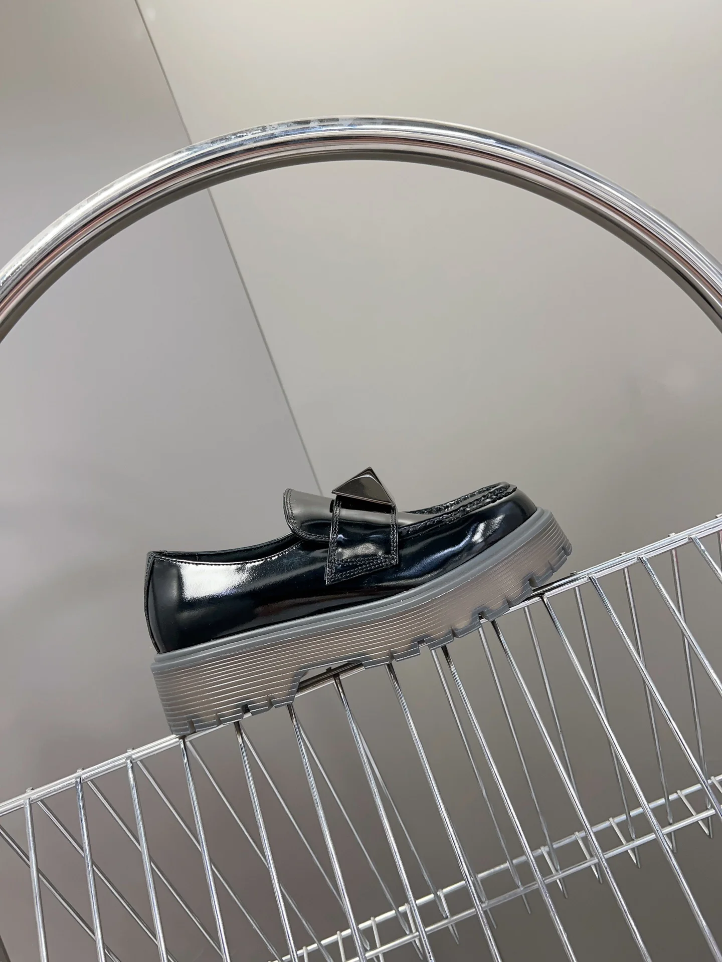 Коллекция Valentino осень/зима 2023, представленная на подиуме - Лоферы - С заклепками - Черные