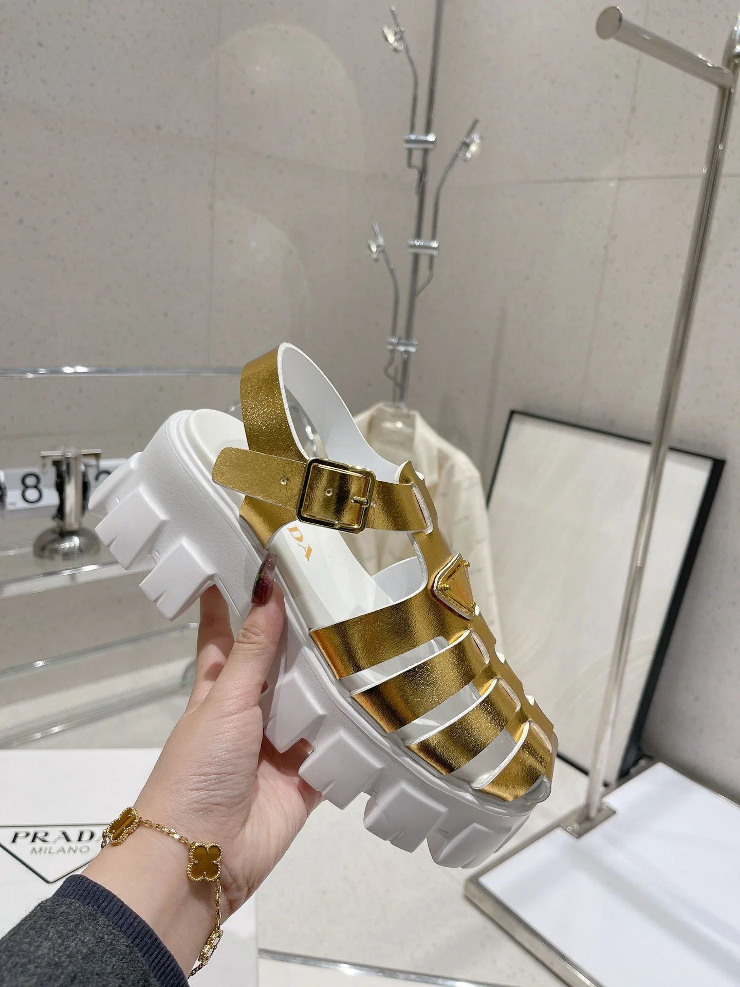 Новинка сезона весна/лето 2022 от Prada - Сандалии на платформе - Серебристые