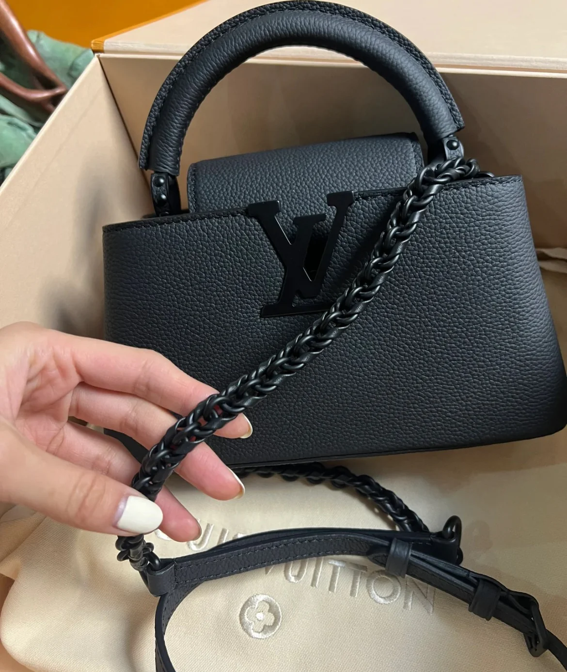 m23955-LV-capucines Сумка/кроссбоди Black Knight - Черная мини-сумка