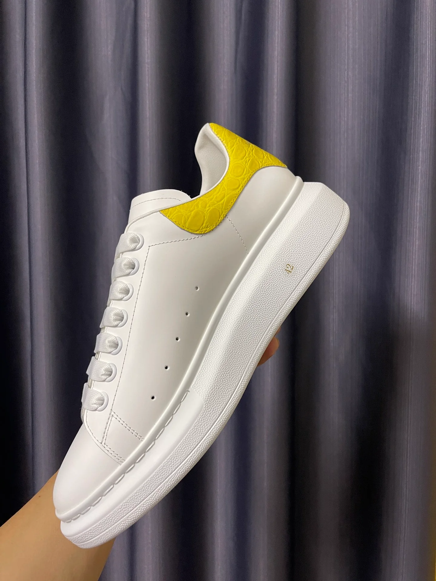 Классические белые кроссовки McQueen - унисекс - каблук из желтой крокодиловой кожи - Премиум-издание