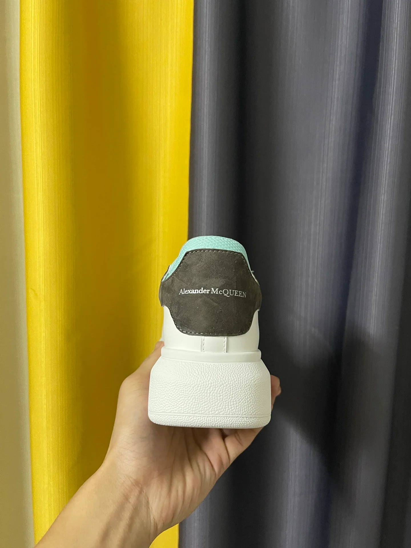 Классические белые кроссовки McQueen - унисекс - темно-серый замшевый каблук - светло-голубая подкладка