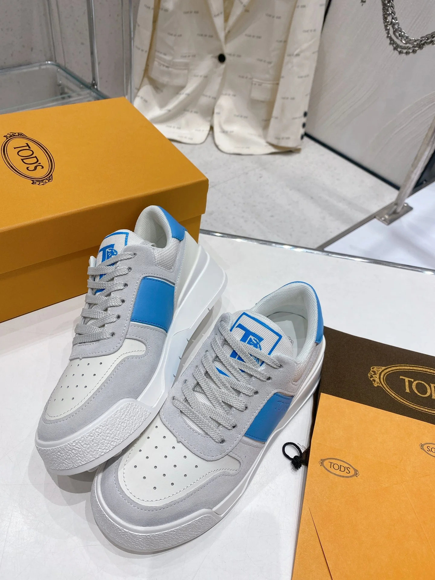 Весенняя коллекция Tods 2023 — Повседневная обувь — Парная модель — Синяя отделка