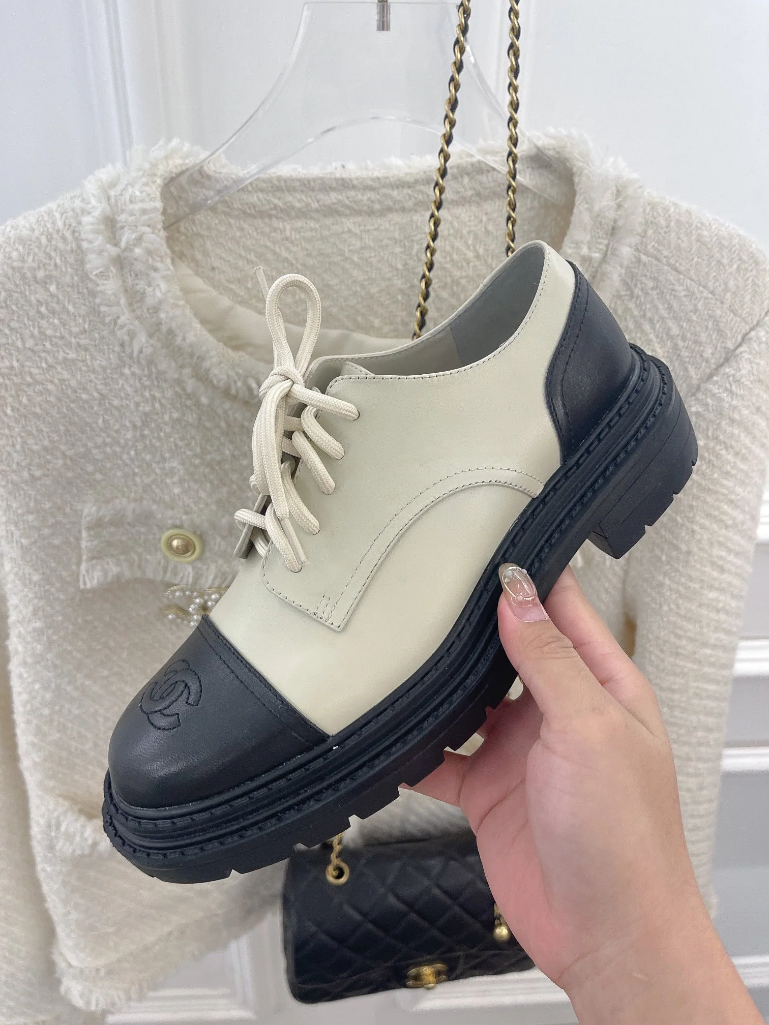 Новинка сезона осень/зима 2022 от Chanel - Классические кожаные туфли - Белые и черные