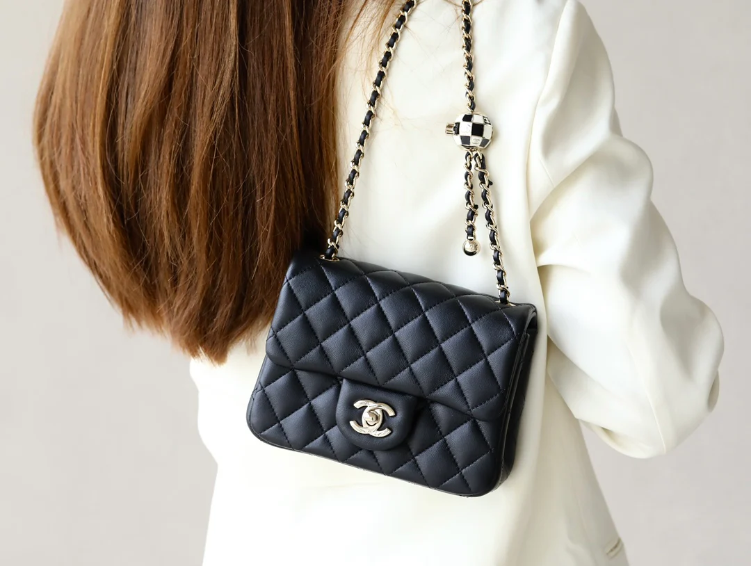 Новые поступления коллекции Chanel весна/лето 2023 — Футбольная серия — Сумка CF — Фотографии в действии