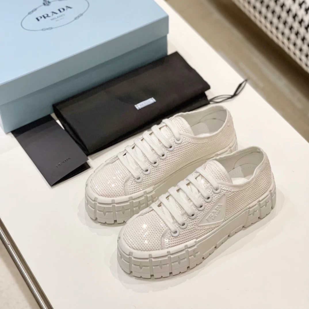 Обувь Prada - кроссовки Prada на платформе с пайетками - белые