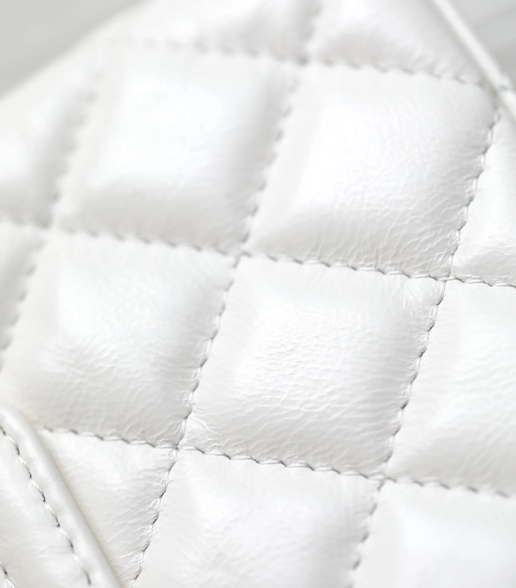 Миниатюрная сумочка Chanel Kelly на цепочке, белая.