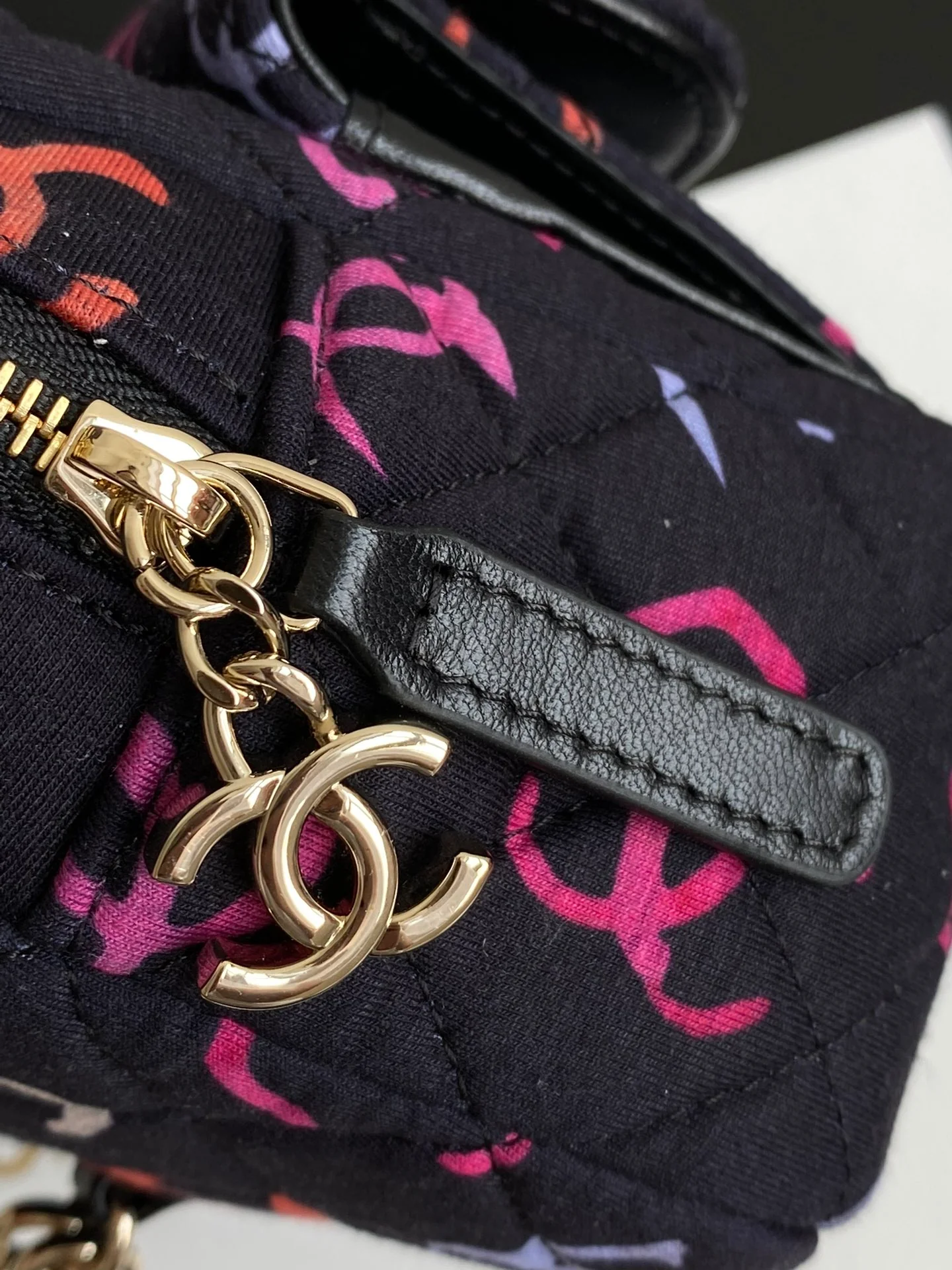 Мини-рюкзак Chanel 24c с дизайном в стиле граффити.