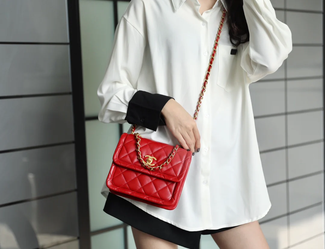 Маленькая сумка Chanel Tofu Bag - красная с золотой фурнитурой.