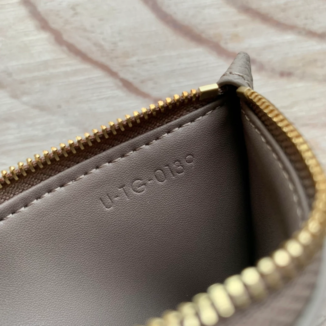 Celine 粒面小牛皮拉链卡包-卵石灰