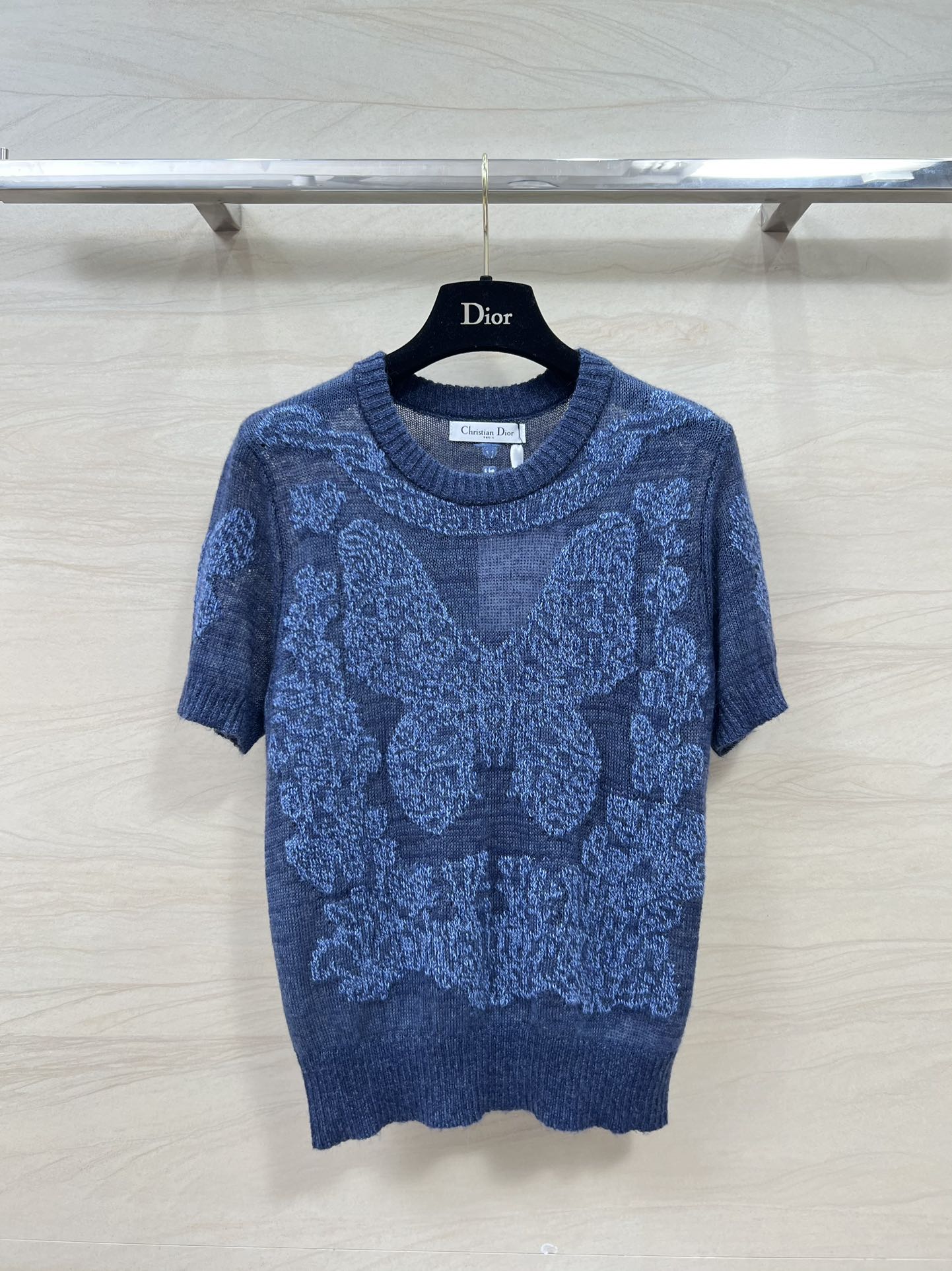 Dior - 2403-24 Новинка ранней весны. Топ с коротким рукавом из кашемира с вышивкой в ??виде бабочек и цветочных мотивов - синий.