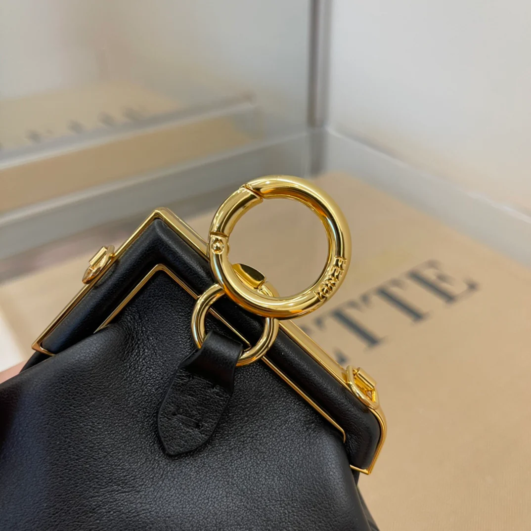 Первый шарм от Fendi - черная кожа наппа.