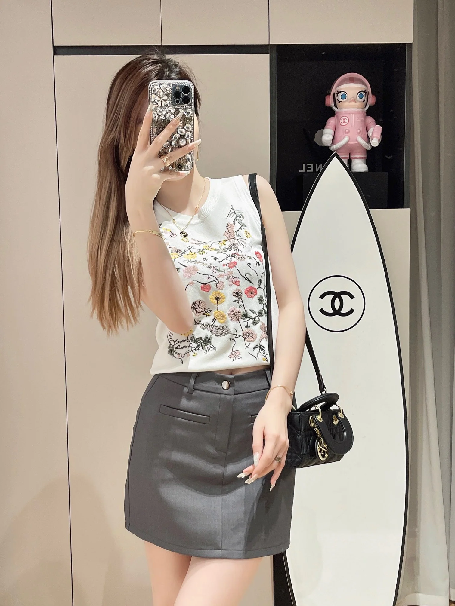 Dior - 2403-24 Ранняя весна. Новая цветочная коллекция. Вязаный жилет с обильной вышивкой в ??виде цветов - белый.