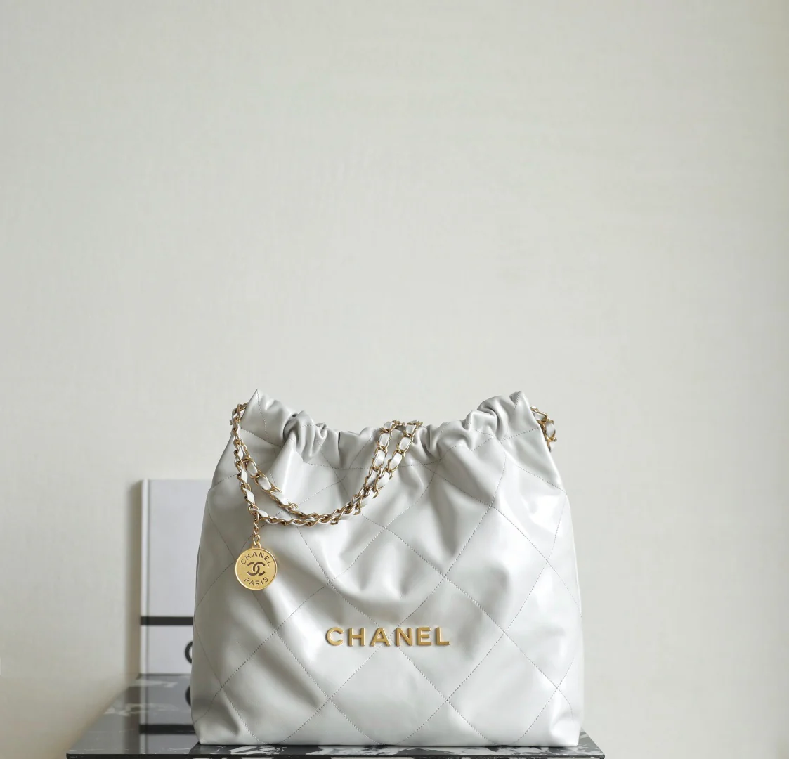 Chanel - Новый цвет - Светло-серый, средний размер - Белый с золотой фурнитурой