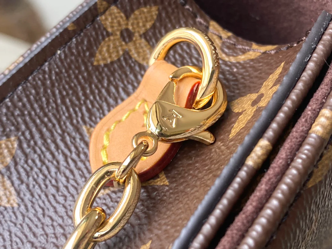 m82509-LV-кошелек-на-цепочке-лилия