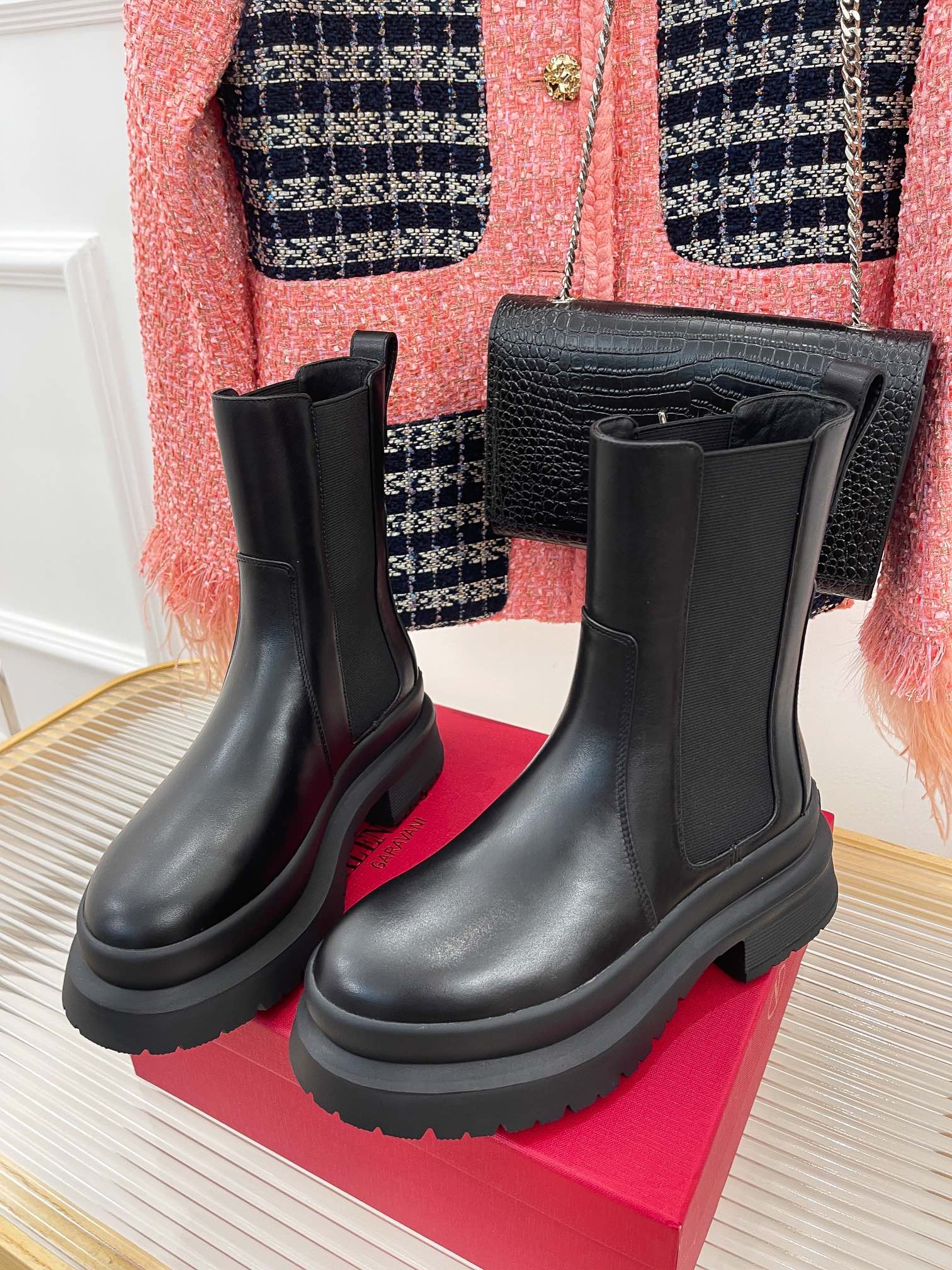 Новинка сезона осень/зима 2022 от Valentino - ботильоны.