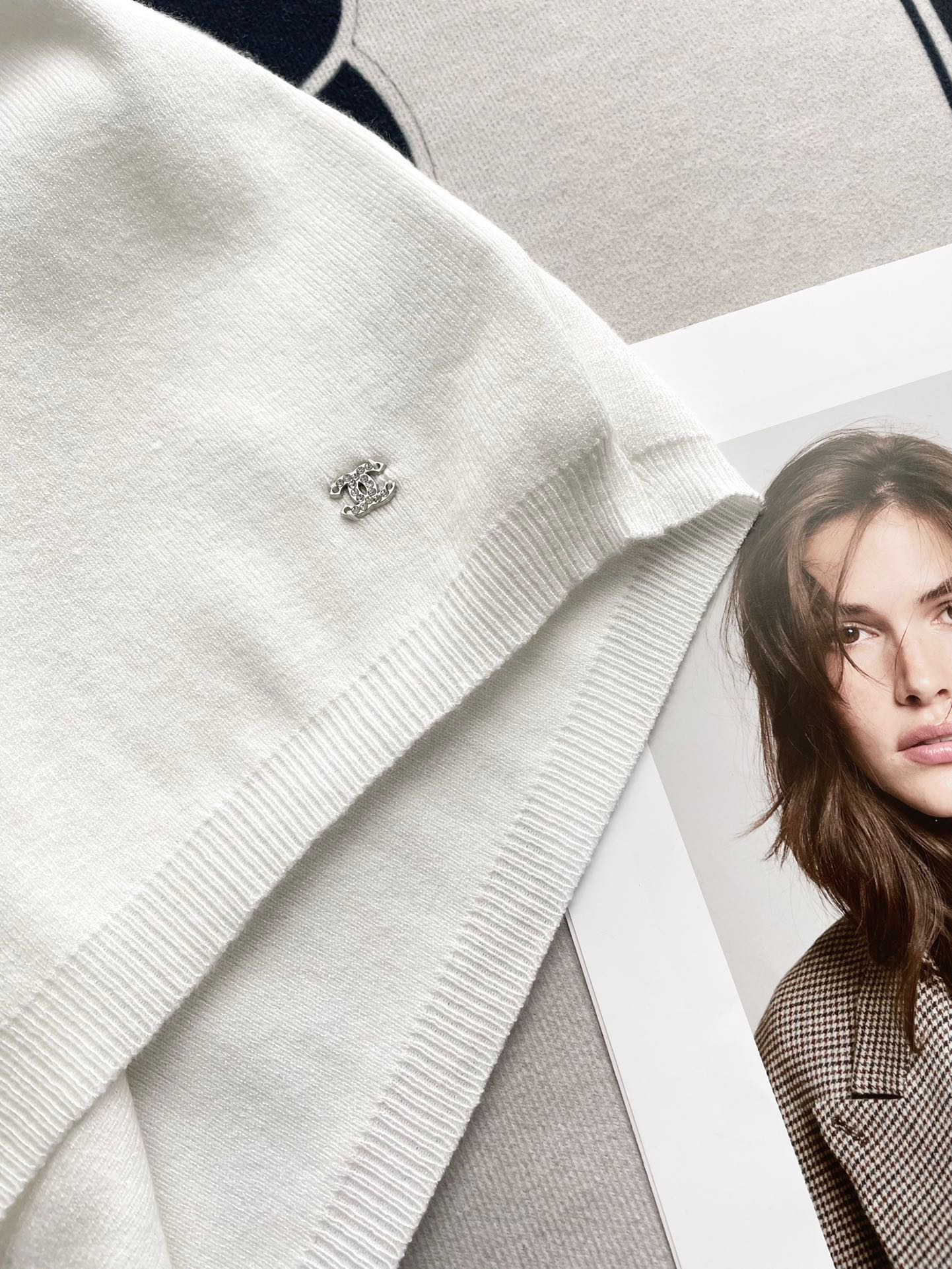 Колье Chanel 2403 из жаккардовой ткани с драгоценными камнями и вышитым круглым вырезом, вязаное, с коротким рукавом - белое.