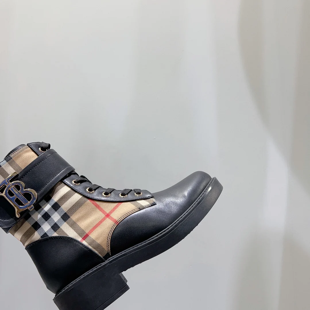 Новинка сезона осень/зима 2023 от Burberry - Ботильоны на массивном каблуке - Черные в клетку