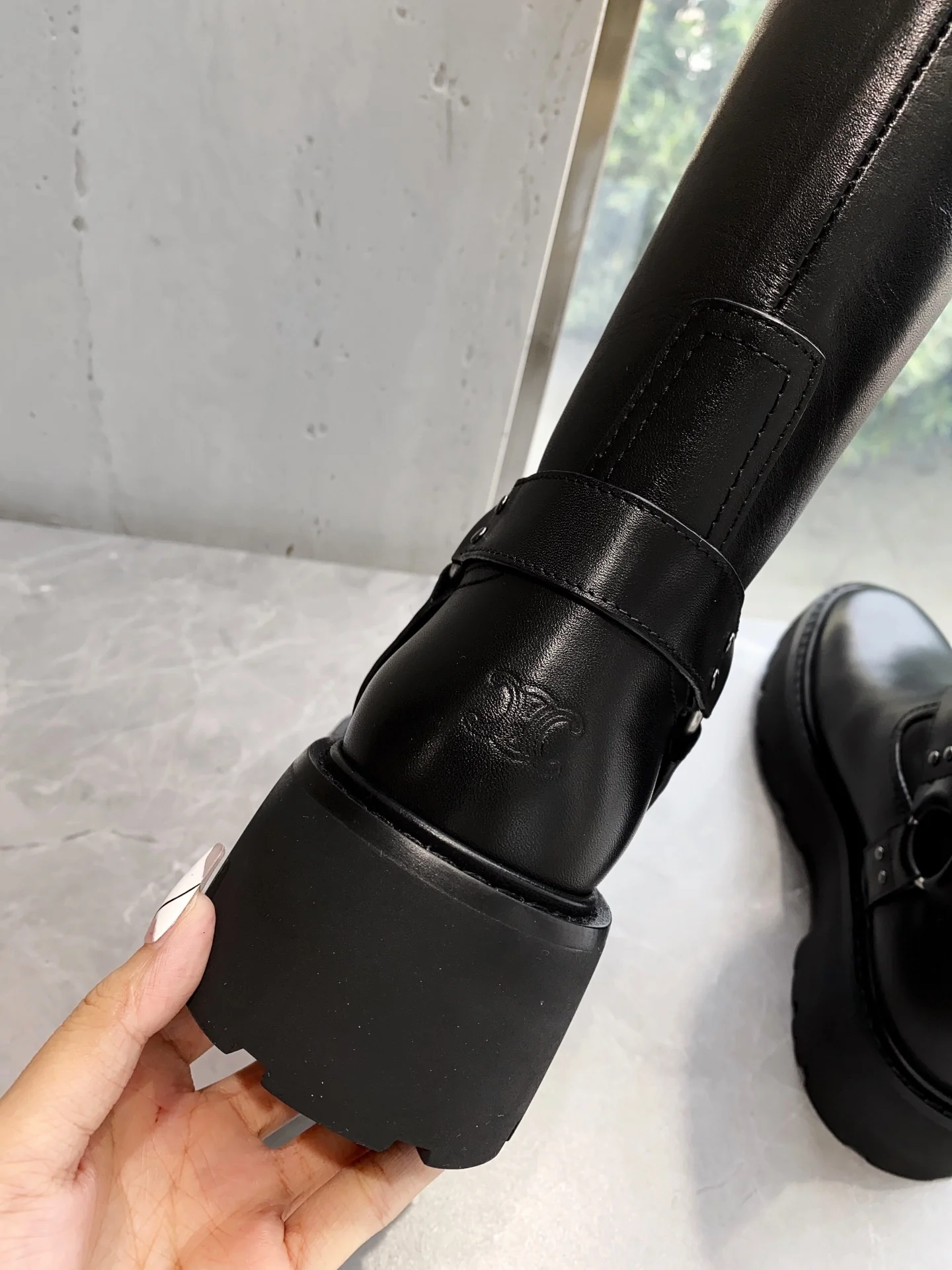 Новинка сезона осень/зима 2022 от Celine — Рыцарские сапоги ?Триумфальная арка? — в стиле Ян Ми.