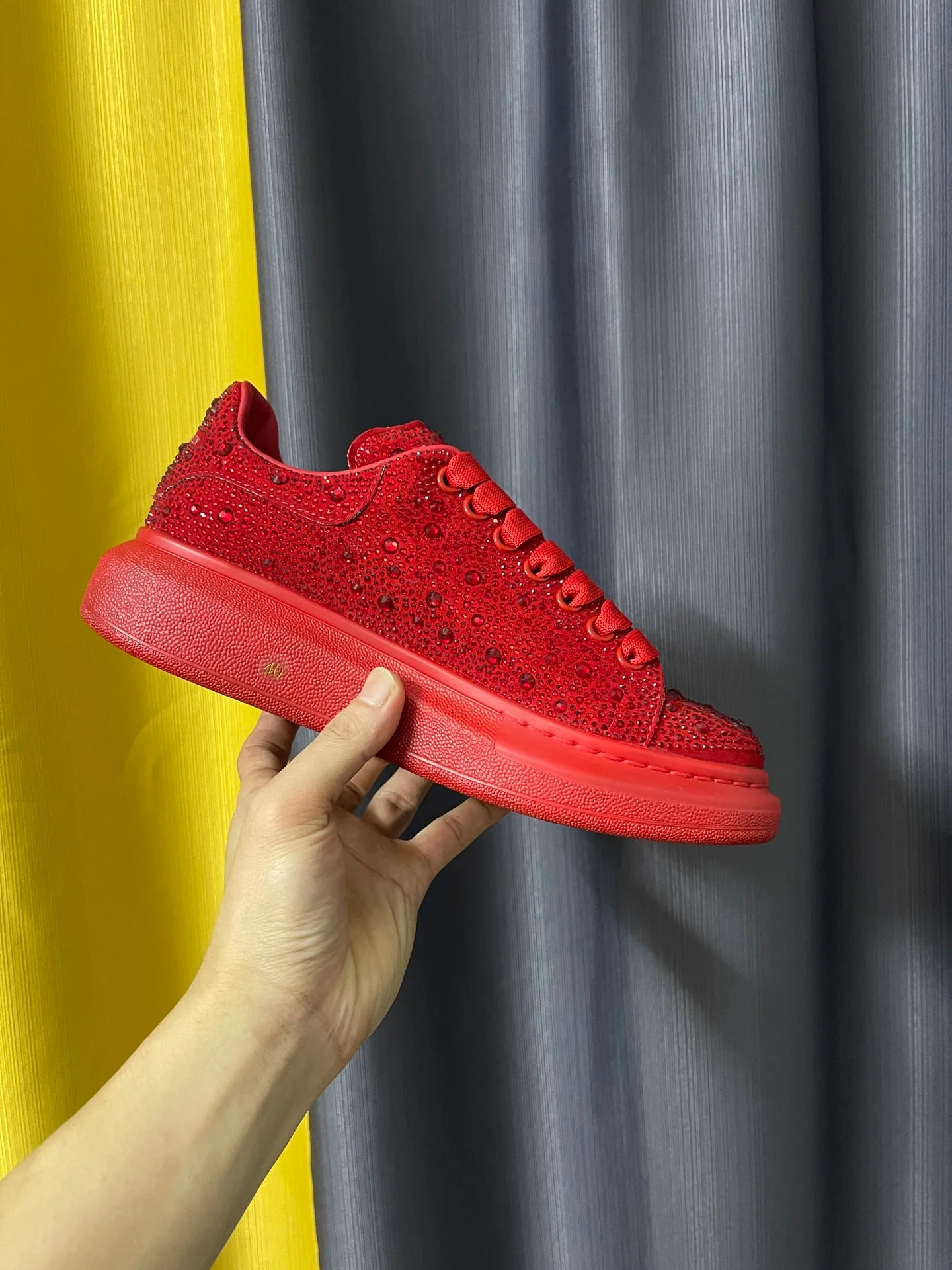 Классические белые кроссовки McQueen - унисекс - Red Diamond