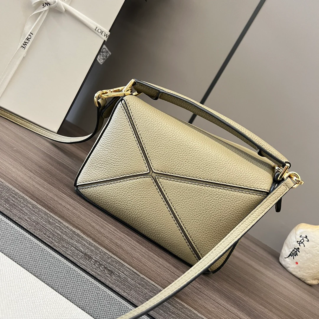 Сумочка Loewe Grain Leather Puzzle Handbag Mini Artichoke Green из зернистой кожи.