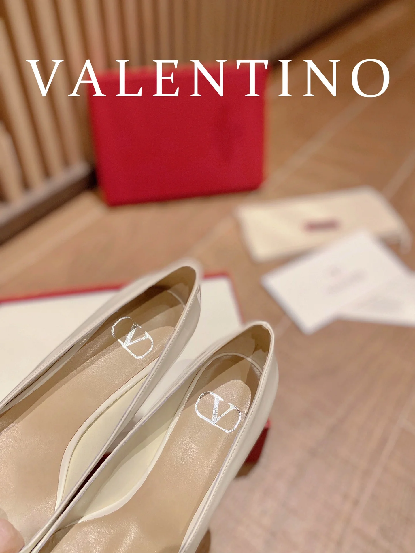 Valentino - Белые туфли на высоком каблуке с острым носком