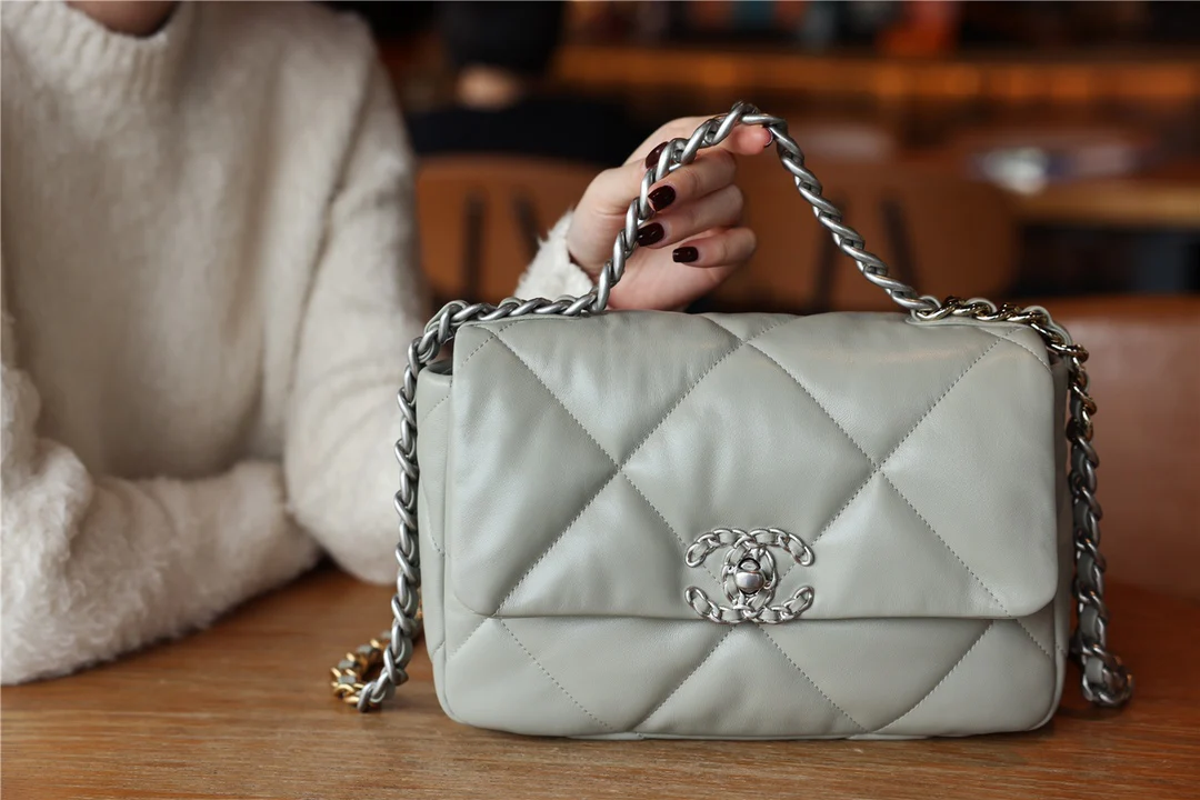 Новинка 2022 года от Chanel - сумка №19 - серая с серебряной пряжкой - маленький размер