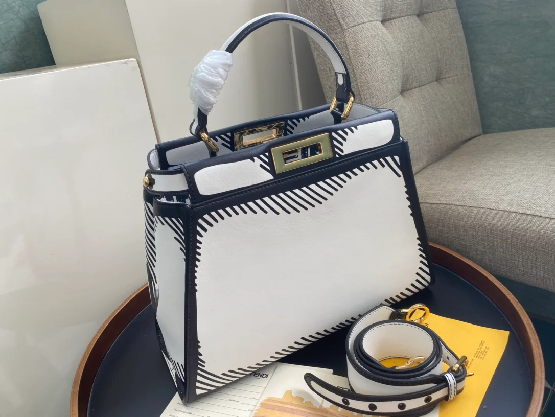 Сумка Fendi Peekaboo Medium из белой кожи.