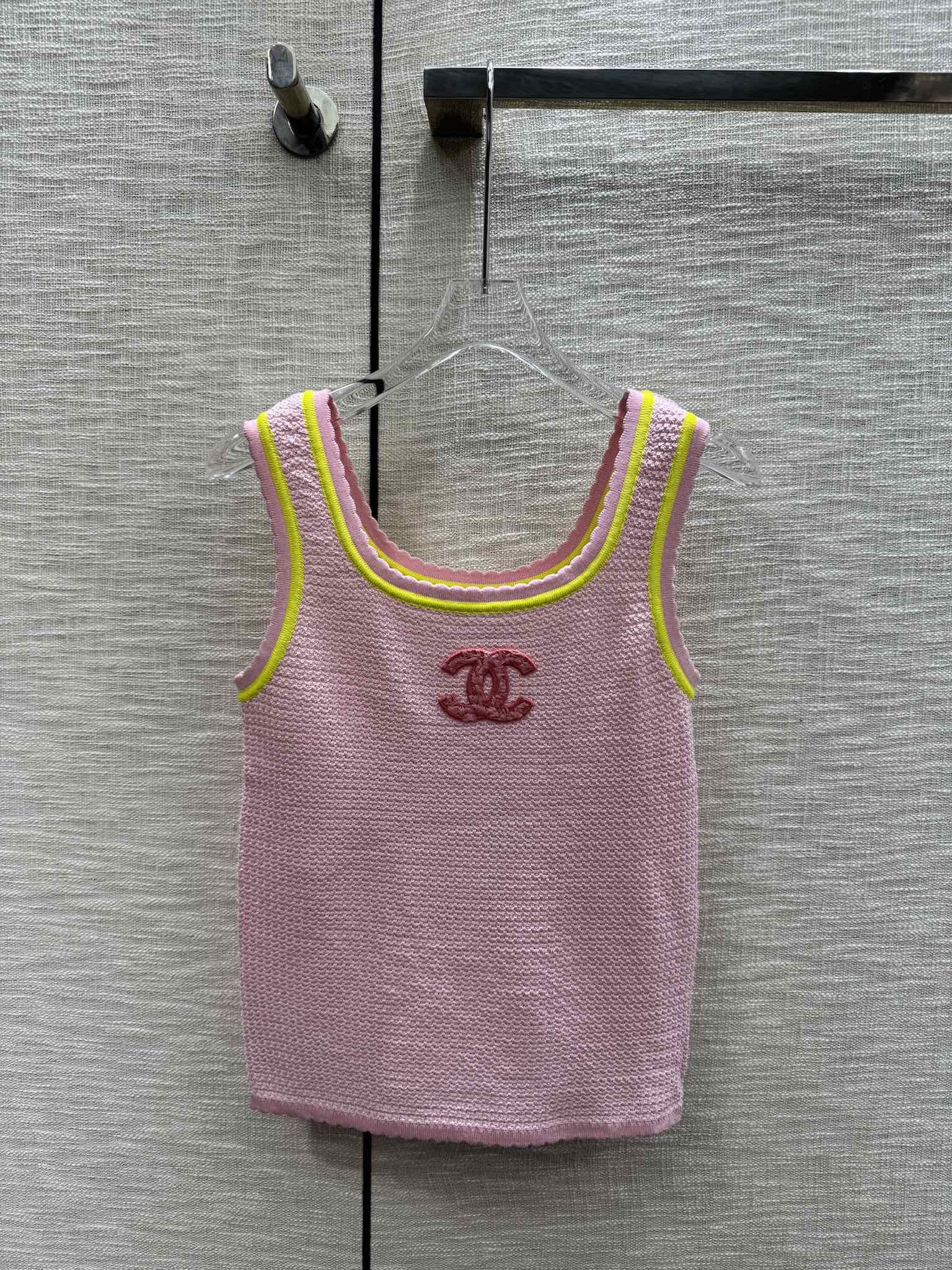 Chanel 2403 - Вязаный жилет с двойным С-образным вырезом, цветные блоки - розовый