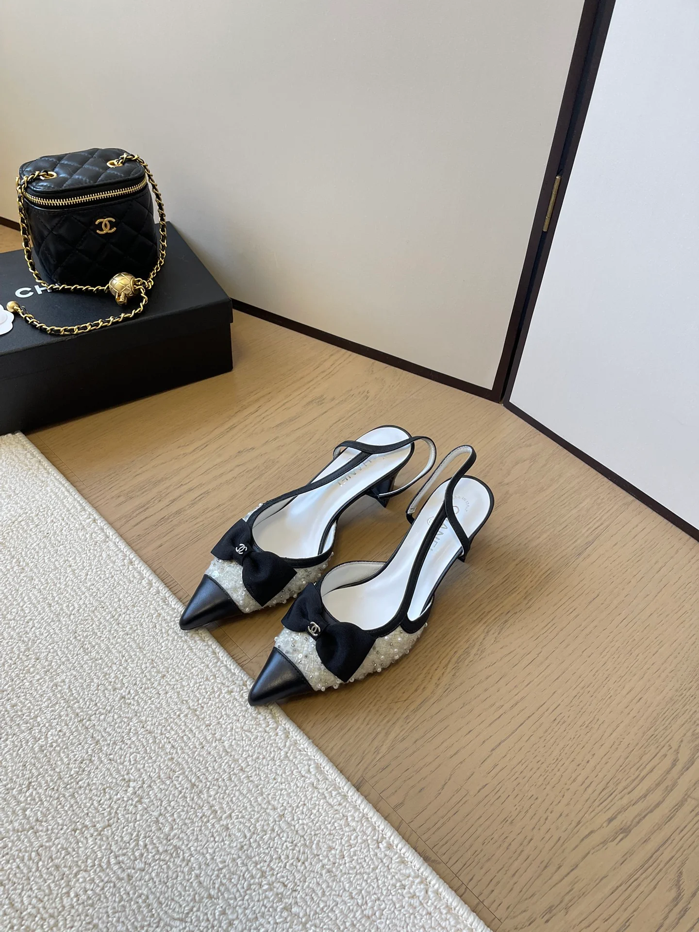 Туфли на высоком каблуке Chanel 2024 с острым носком и лентой - черные