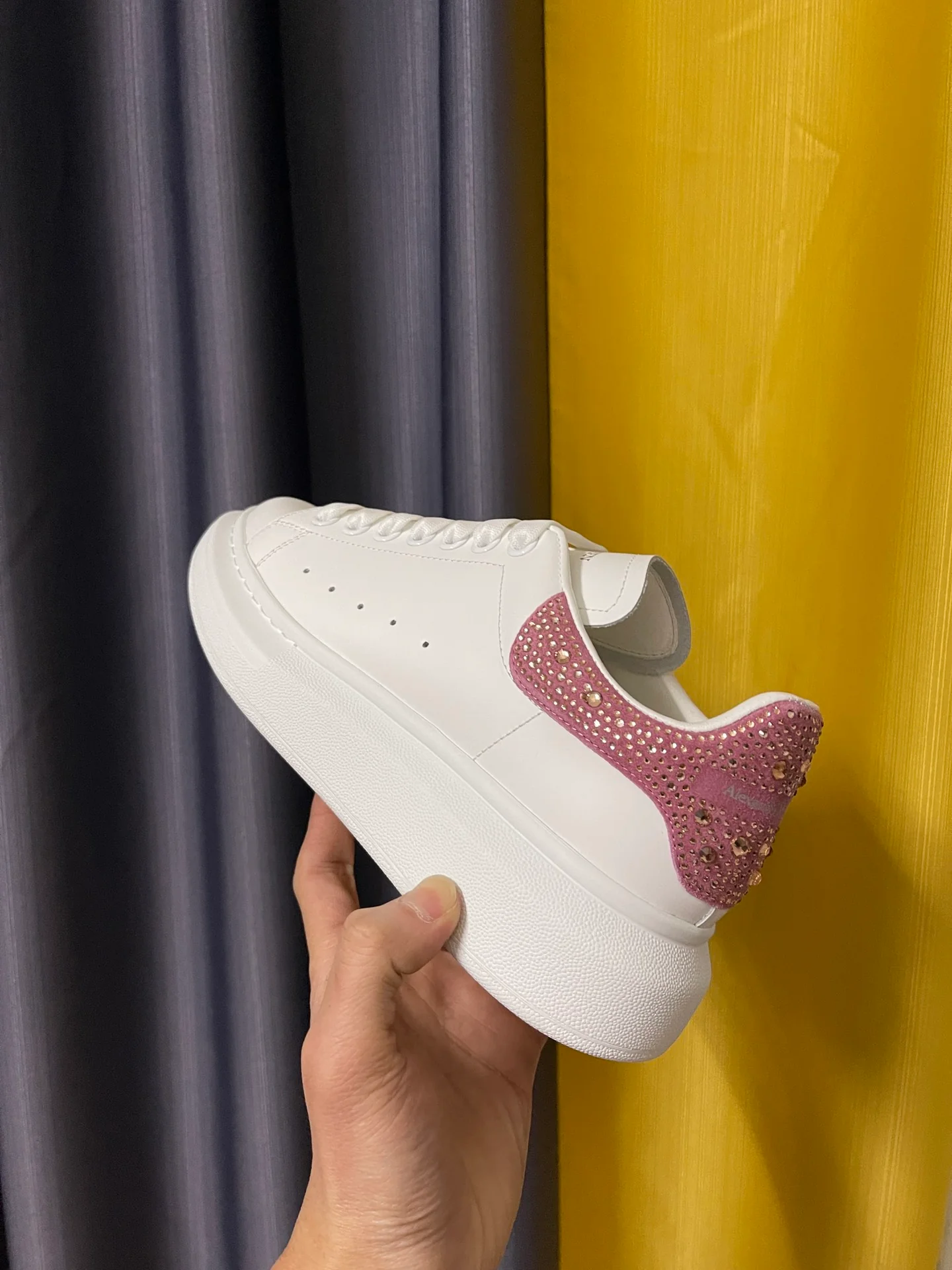 Классические белые кроссовки McQueen - унисекс - на каблуке из розово-фиолетового бархата с шампанскими стразами.