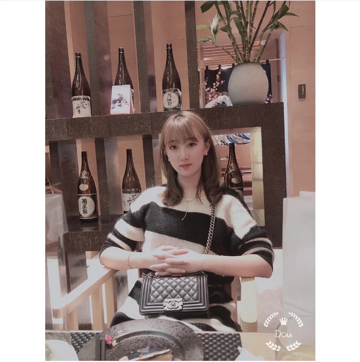 Chanel - ????? Узор из маленьких черных кристаллов, напоминающий бриллиант.