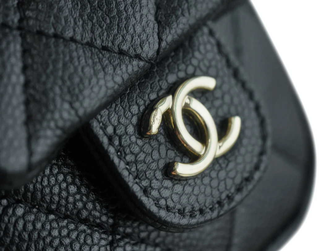 Кожаная мини-куртка Chanel 23p Duma с открытыми плечами, черная.