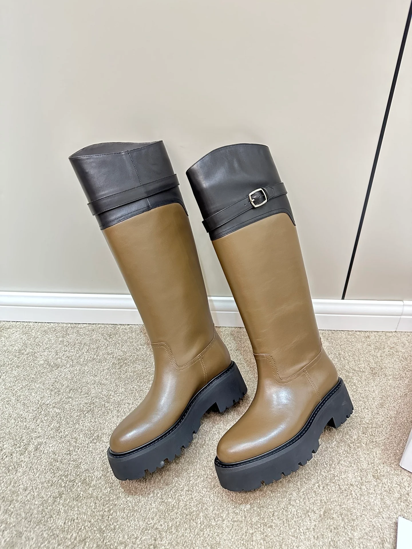 Образ с показа Celine осень/зима 2023 — высокие сапоги — чёрно-коричневый