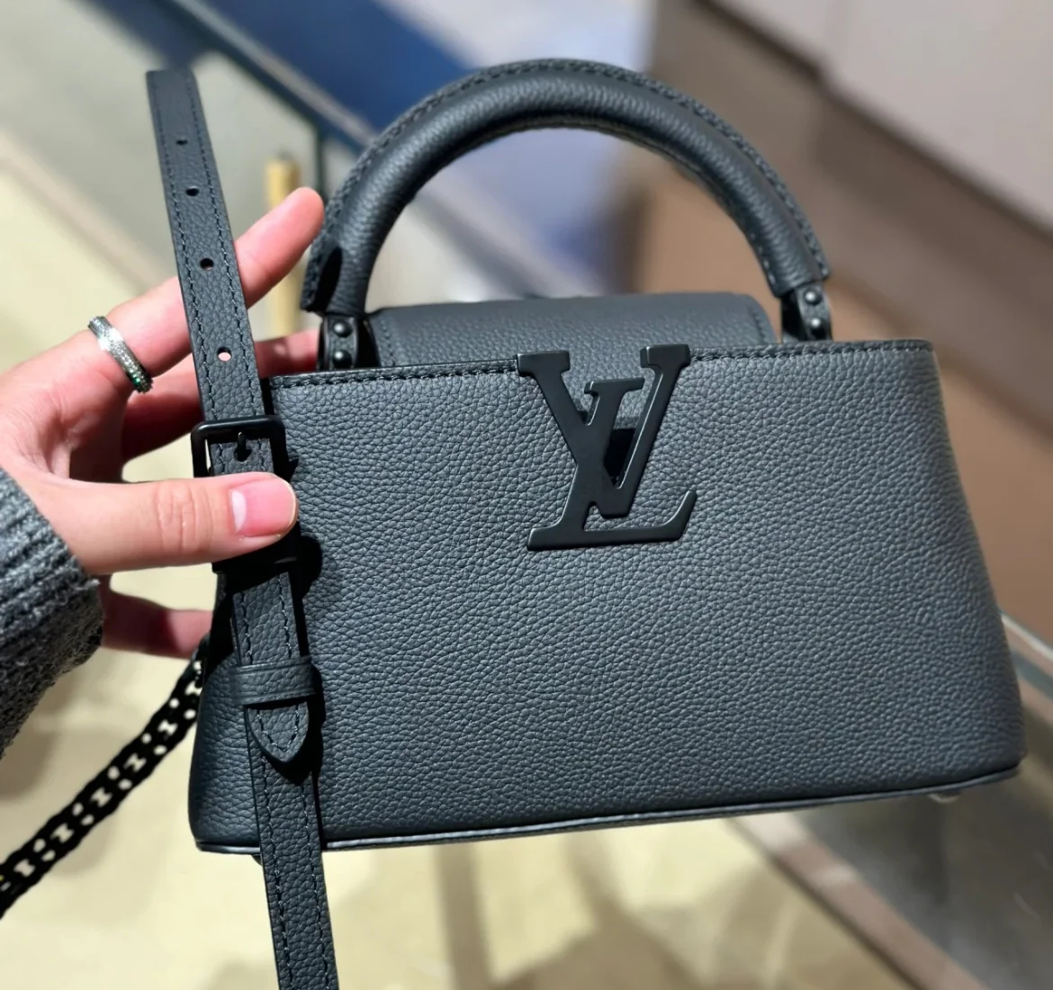 m23955-LV-capucines Сумка/кроссбоди Black Knight - Черная мини-сумка