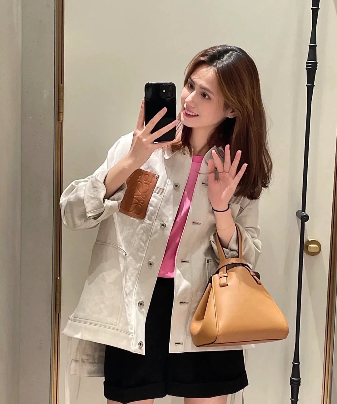 Сумка-гамак Loewe Hammock Nugget Bag цвета хаки (на фото).