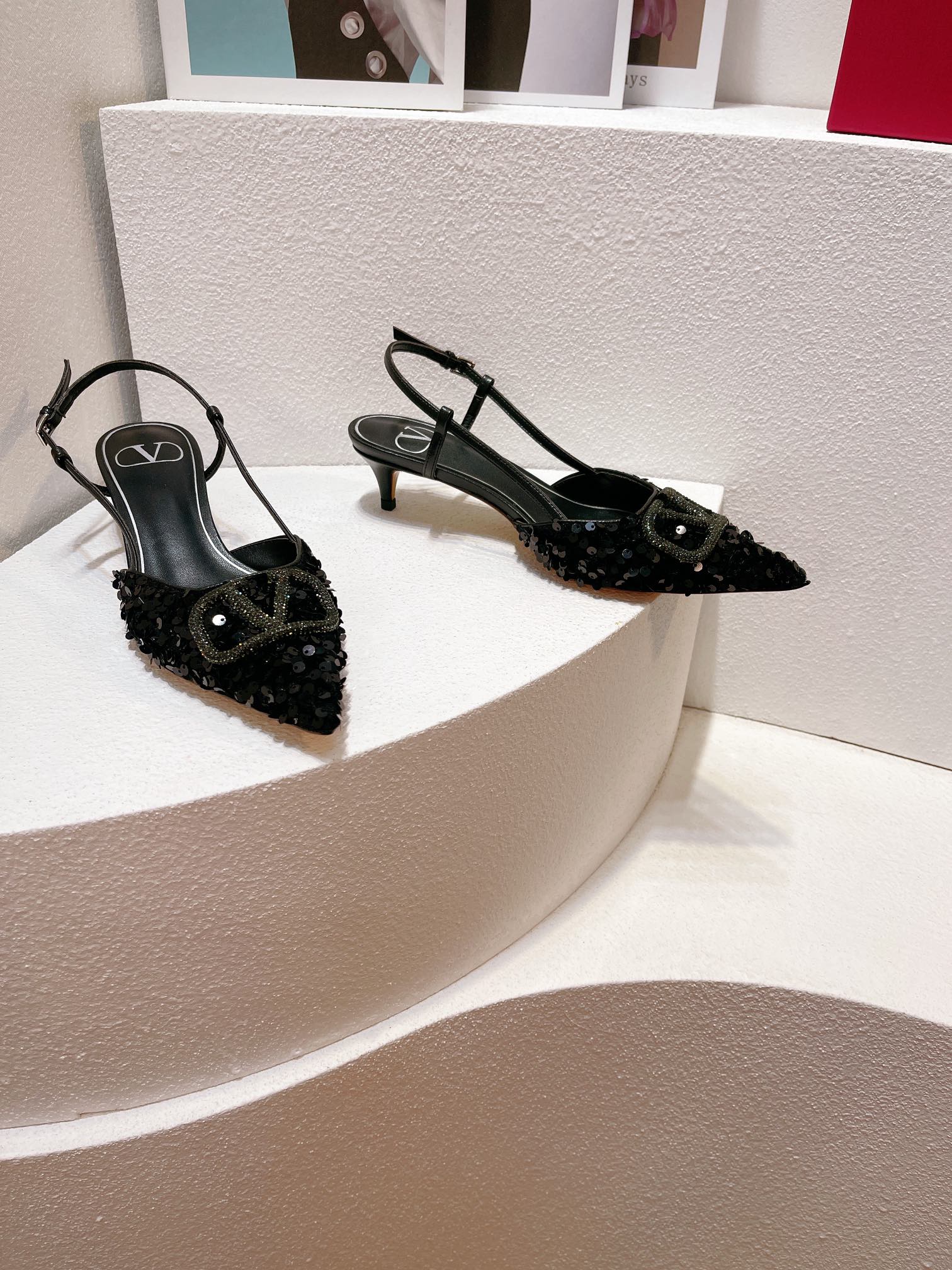 Новинка с официального сайта Valentino 2023 — Глянцевые босоножки на низком каблуке с острым носком — 4 см — Черные