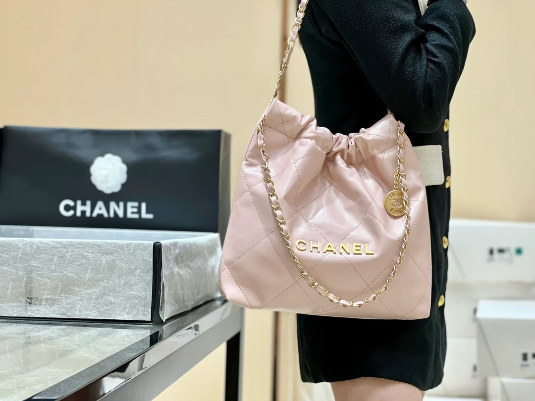 Новинка сезона весна/лето 2023 от Chanel - сумка 22bag - маленькая - светло-розовая - на фото.